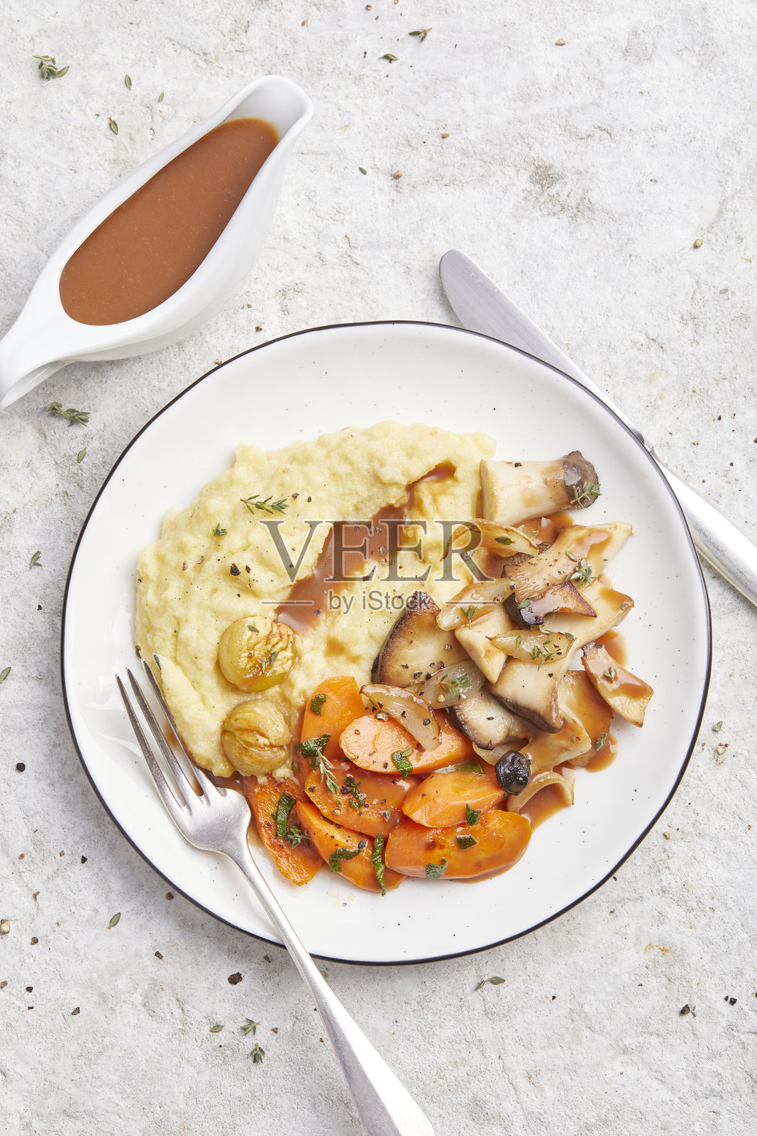 栗子蘑菇炖菜配玉米粥照片摄影图片