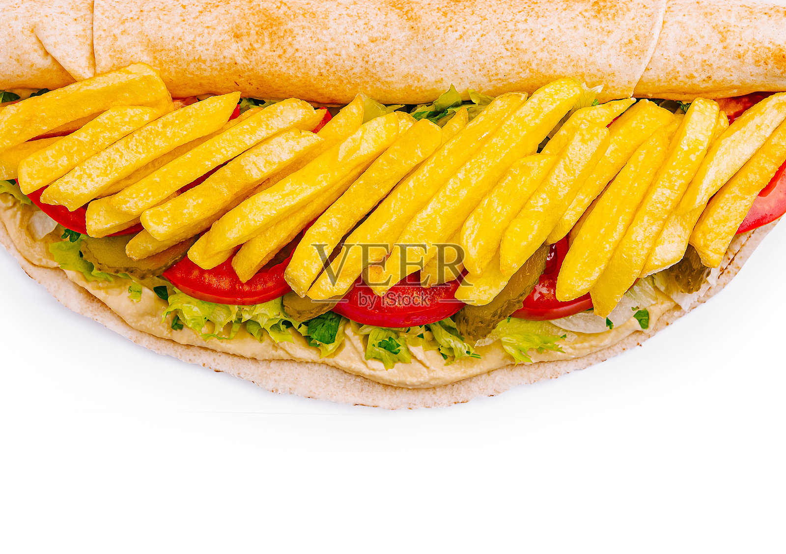 美味的卷饼，里面装满新鲜蔬菜和脆脆的薯条，背景为白色。照片摄影图片