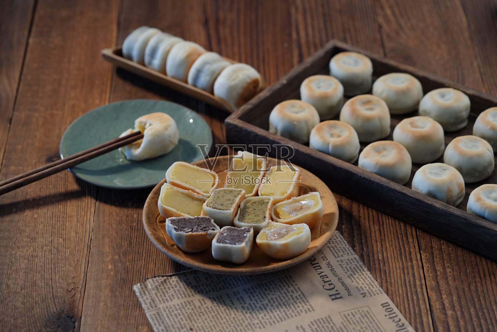 桌子上放着各种容器里的中国甜点和糕点照片摄影图片