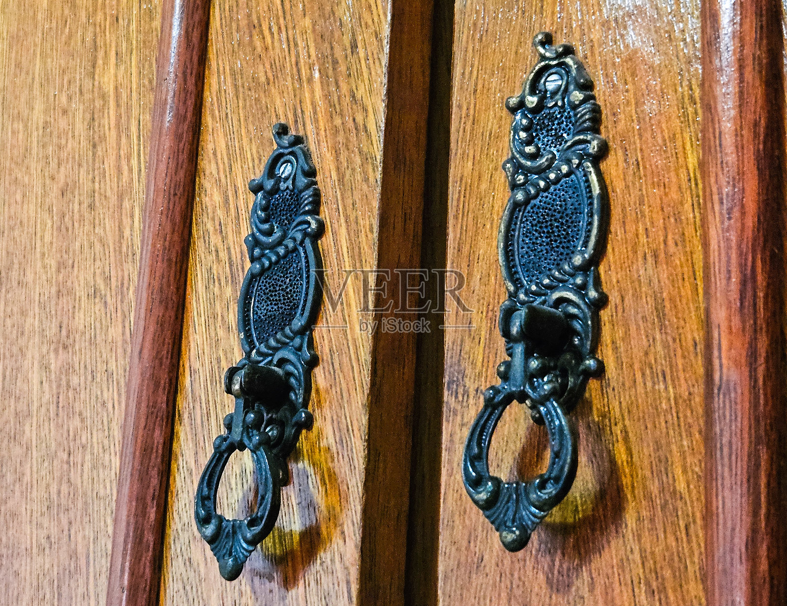 复古木门上的铁把手。古董与复古概念照片摄影图片