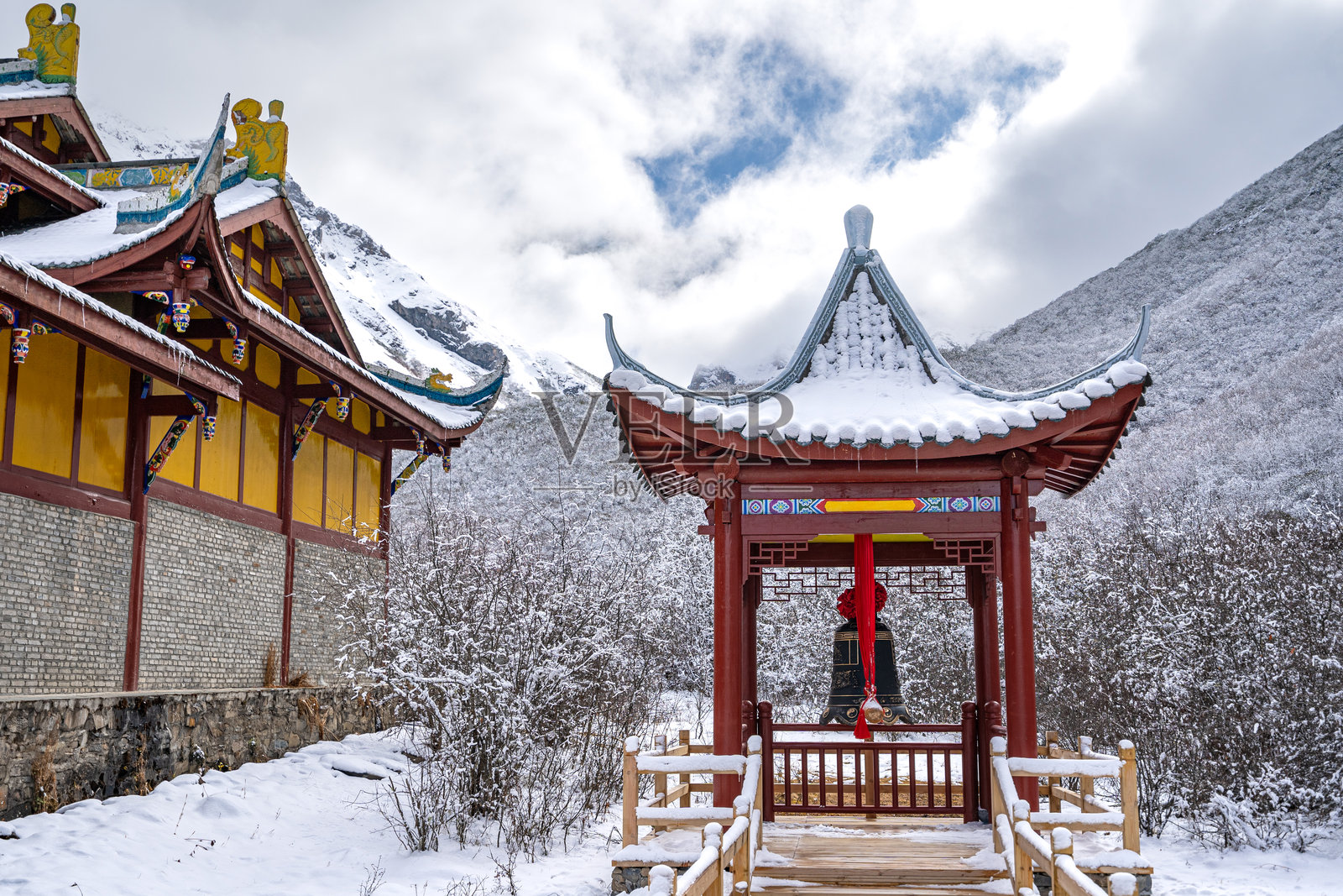 中国四川省松潘县的黄龙风景名胜区五彩池周围的寺庙，位于藏族喜马拉雅山脉边缘的岷山山脉。照片摄影图片