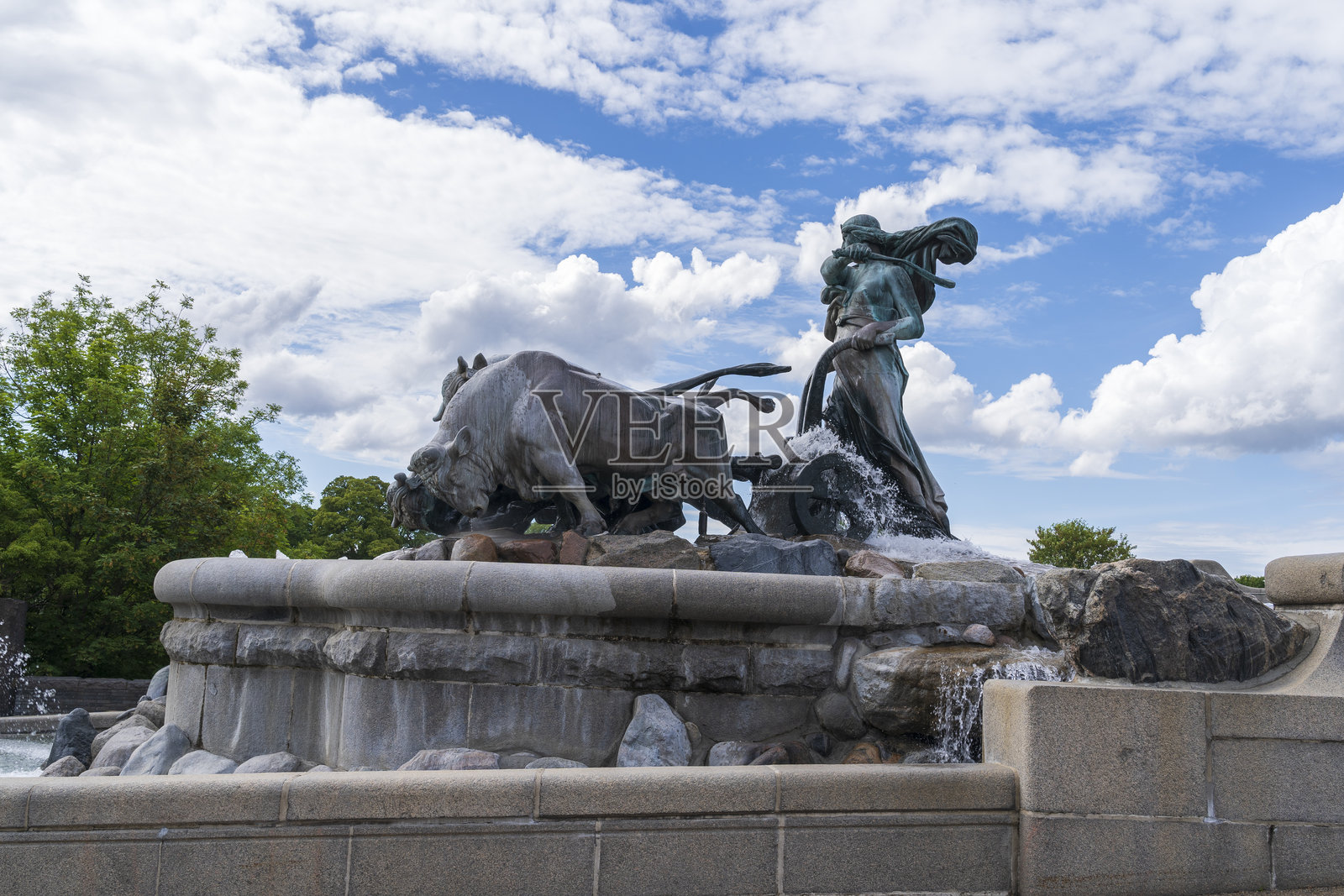 哥本哈根的盖菲恩喷泉，靠近小美人鱼雕像照片摄影图片