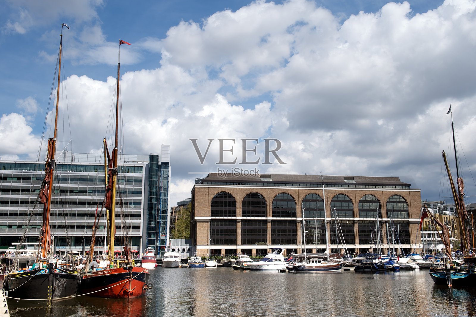 现代与历史船只、建筑，圣凯瑟琳码头，伦敦，英国照片摄影图片