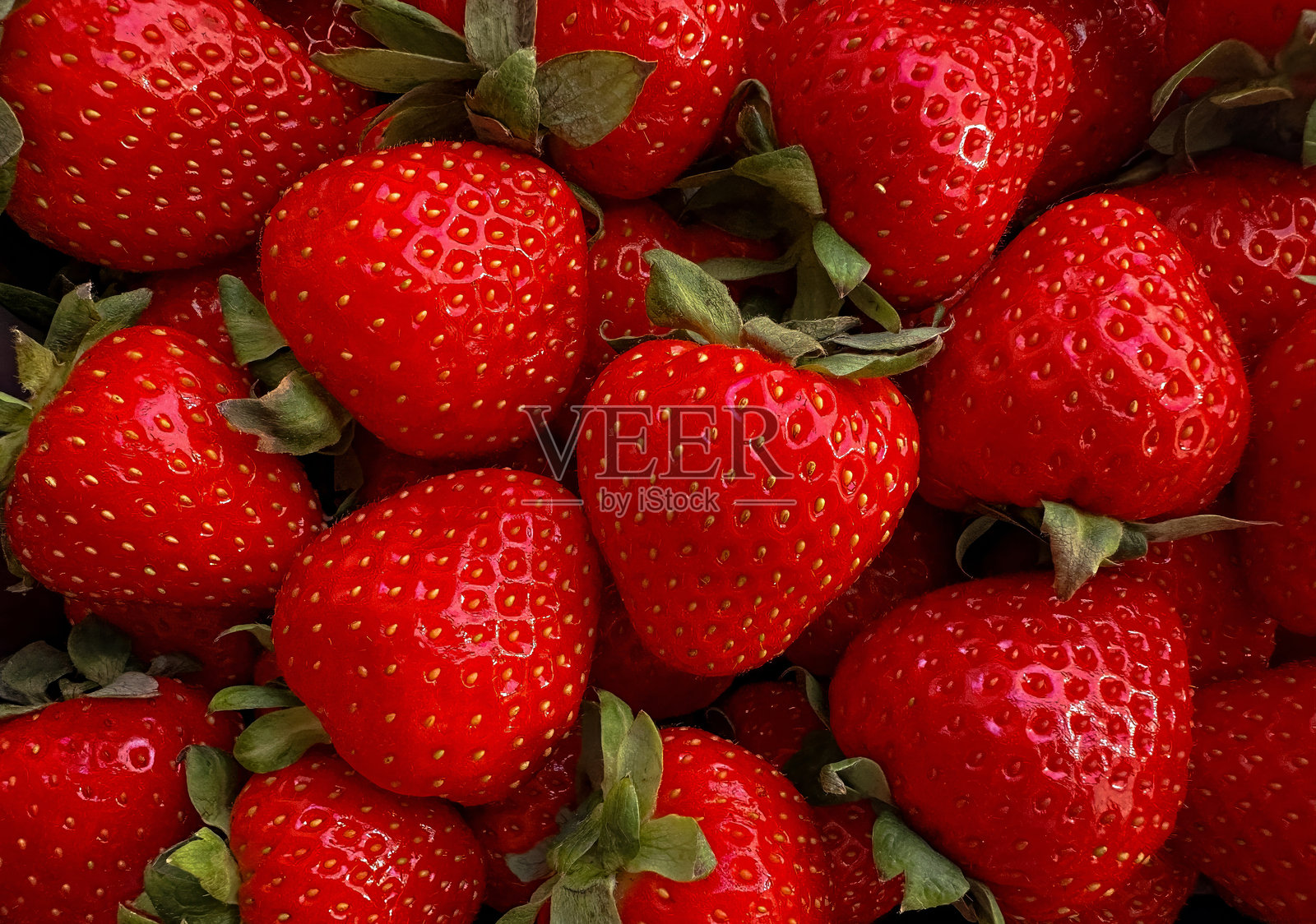 一束红色草莓的特写镜头照片摄影图片