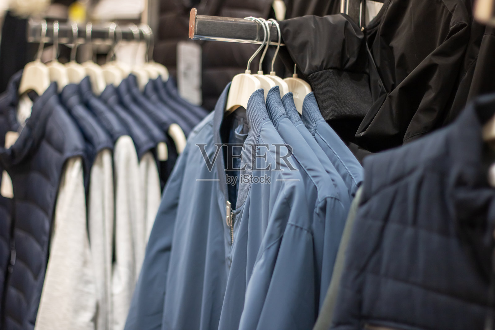 商店橱窗里的挂着的夹克照片摄影图片