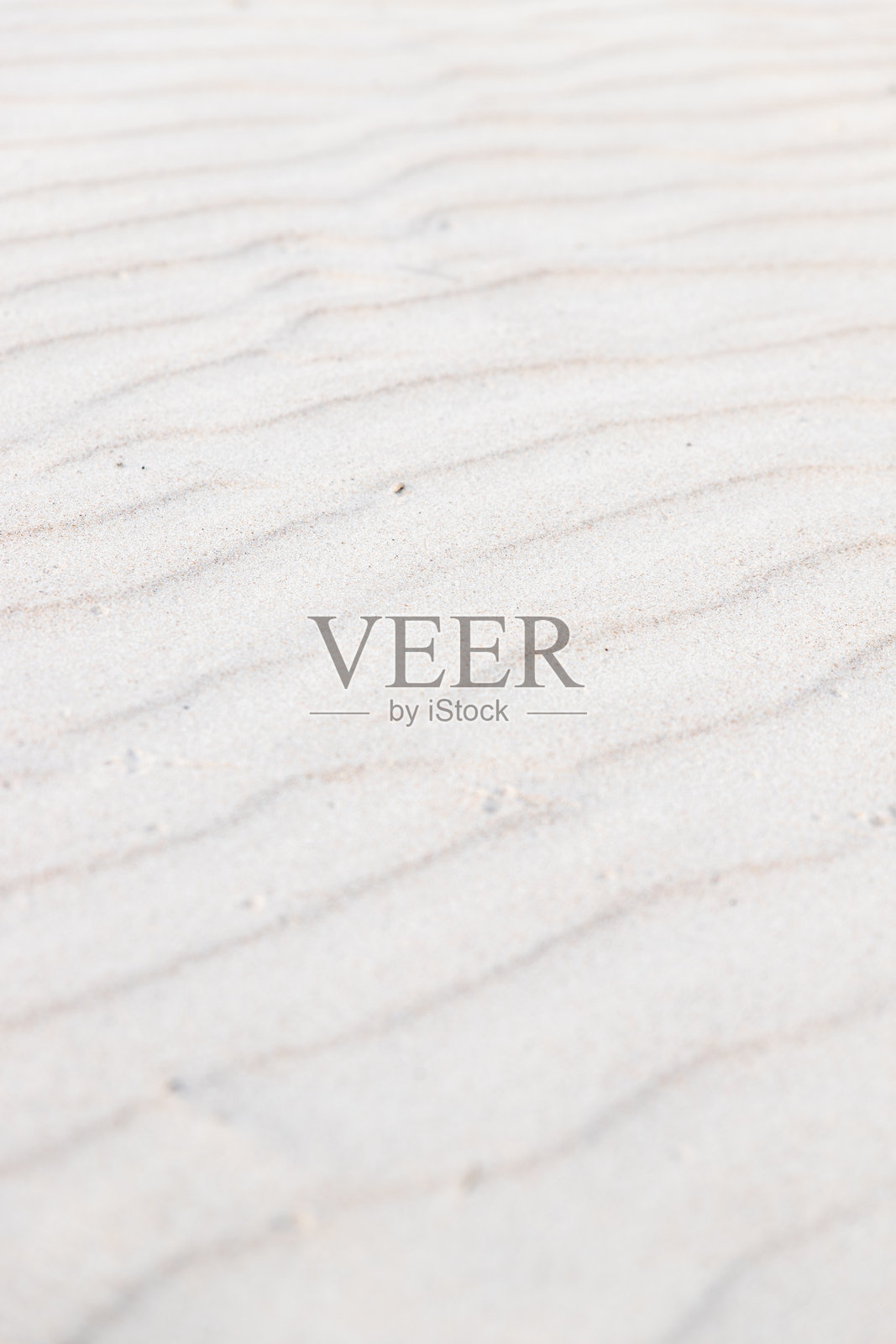 沙丘上的风浪，沙滩上波浪状的图案照片摄影图片