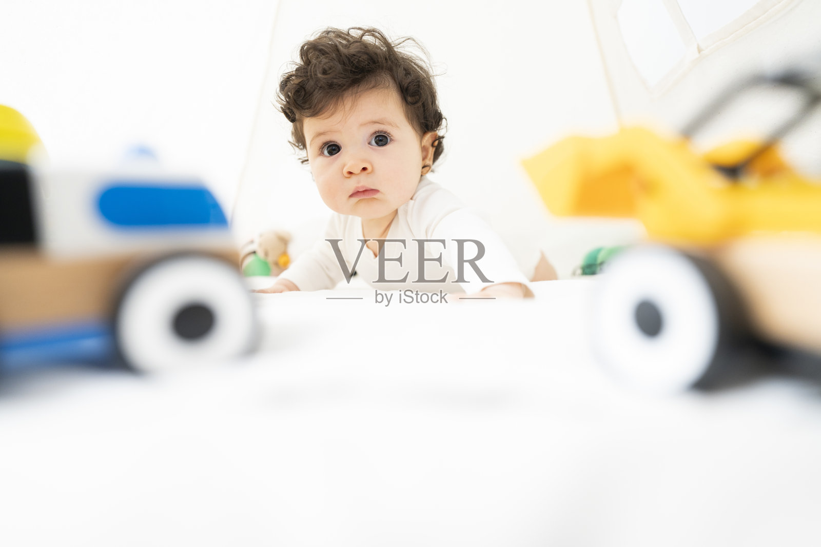 可爱的爬行婴儿肖像照片摄影图片