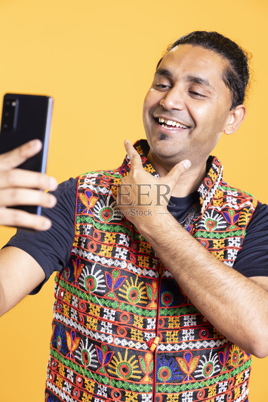 开心的男人用手机自拍，抚摸下巴照片摄影图片