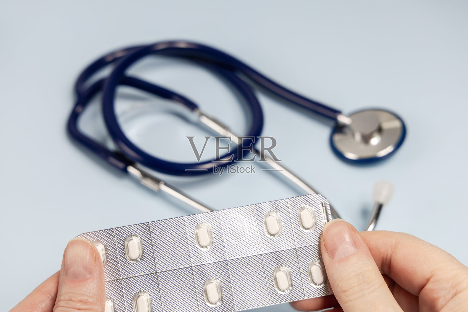 女性手握着药片泡罩。照片摄影图片