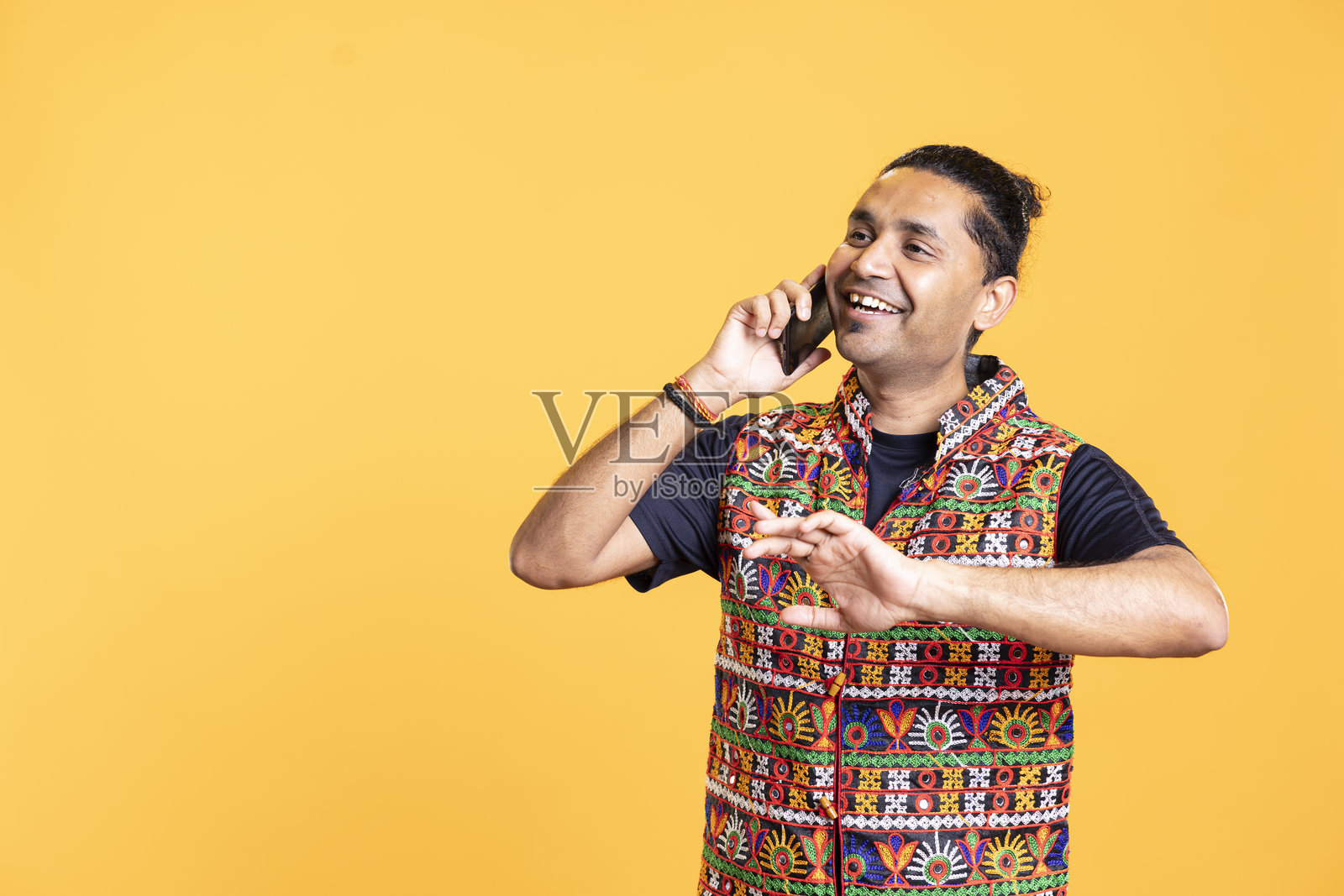 开心的人在电话中听朋友讲笑话，笑得很开心照片摄影图片