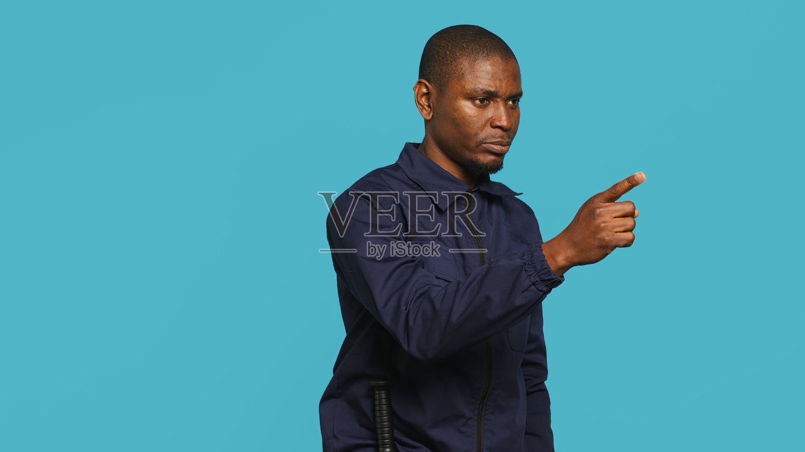 保安人员指着人们，发出警告的肖像照片摄影图片