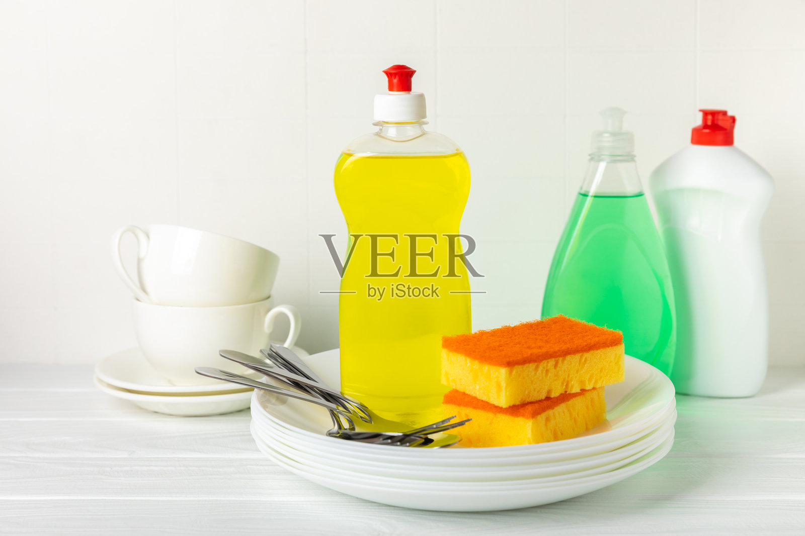 色彩缤纷的洗碗海绵放在有纹理的背景上。厨房海绵。清洁概念，清洁服务。洗碗液与干净和脏碗盘。留白，文本位置。洗碗。照片摄影图片