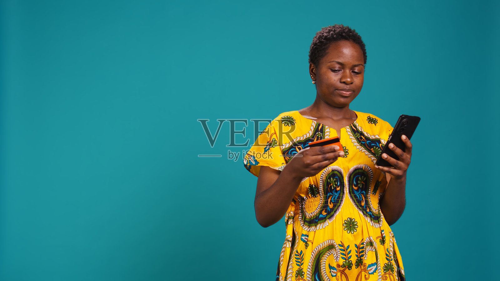 愉快的女性顾客正在进行在线购物和下订单照片摄影图片