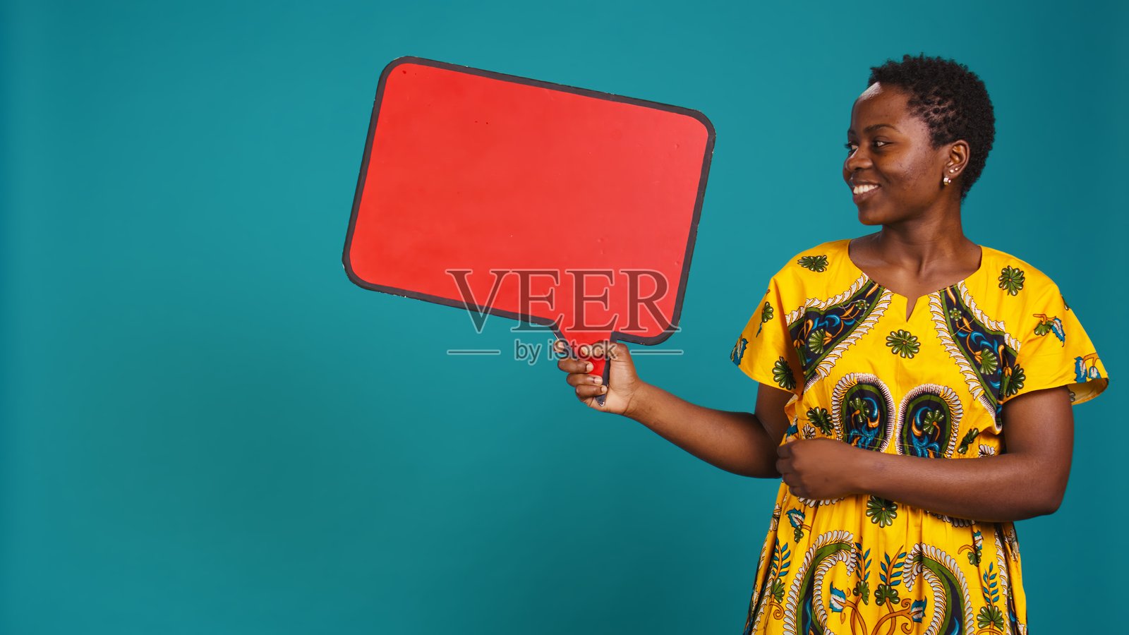 穿着民族服装的女性手持对话气泡卡板照片摄影图片