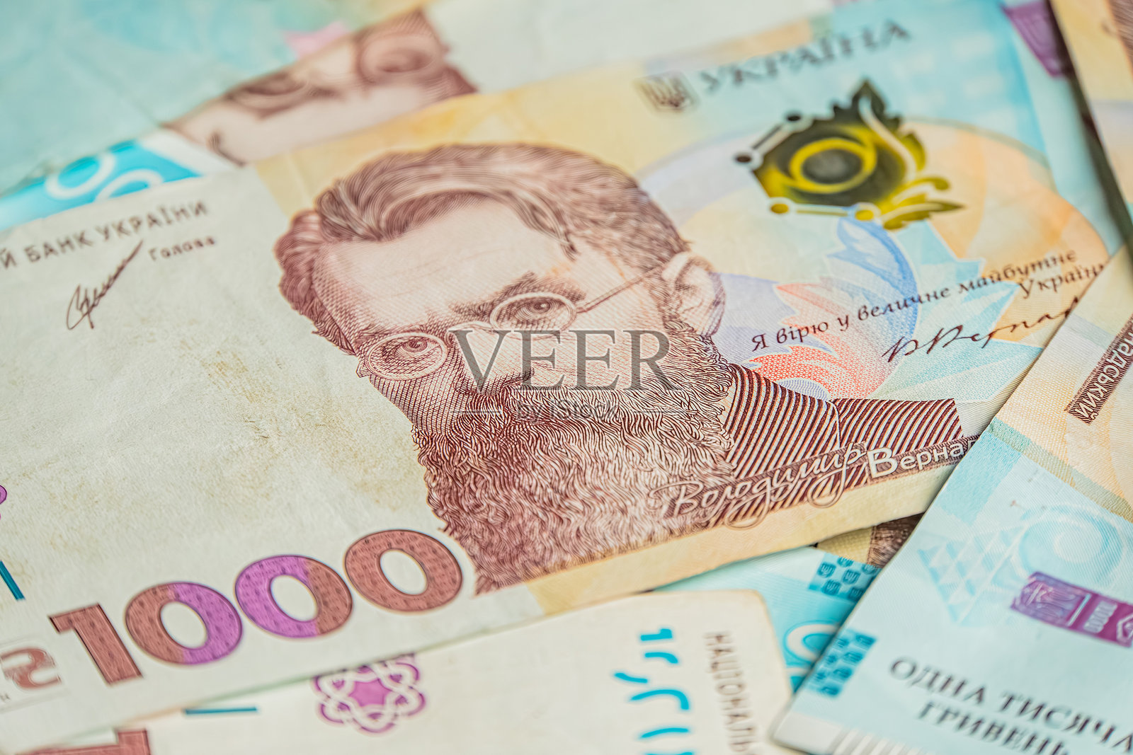 乌克兰1000格里夫纳的背景。乌克兰金融、工资、养老金、捐款、税收。1000格里夫纳的背景。照片摄影图片