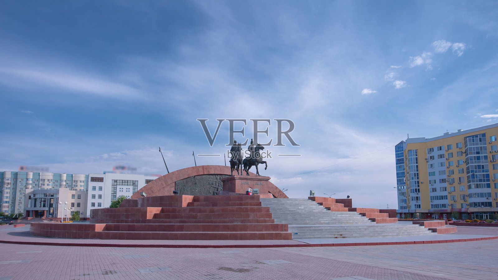 阿特劳市的哈萨克英雄纪念碑，马哈姆贝特·乌特米索夫和伊萨特，延时摄影。照片摄影图片