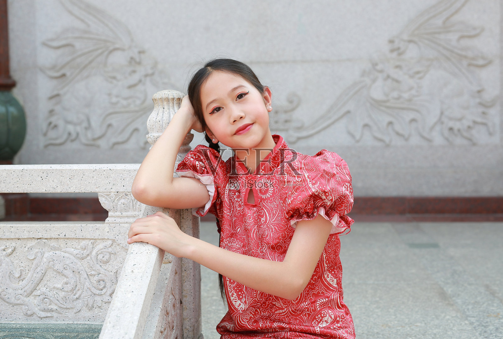 穿着传统服装的美丽亚洲女孩肖像庆祝中国新年。照片摄影图片