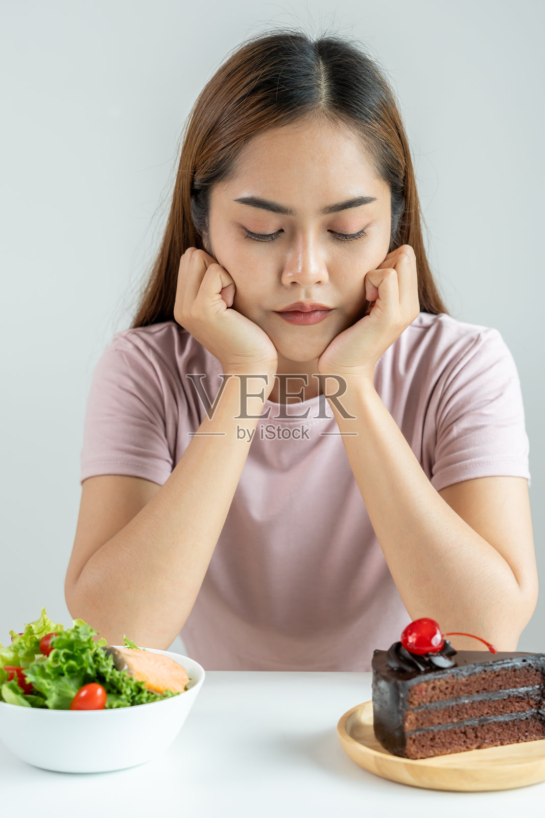 瘦身的亚洲女性对饮食食物感到非常无聊，正在选择低卡路里的饮食食物。健康的饮食，减肥，平衡，控制，减少脂肪，日常锻炼，塑造身材。照片摄影图片
