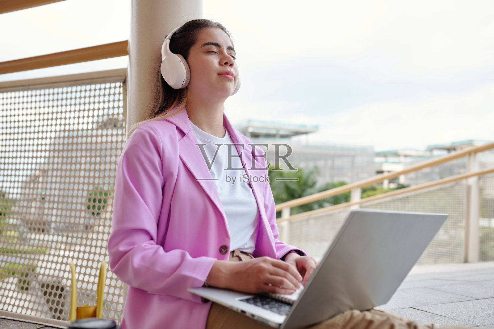 戴着耳机享受音乐的女人照片摄影图片