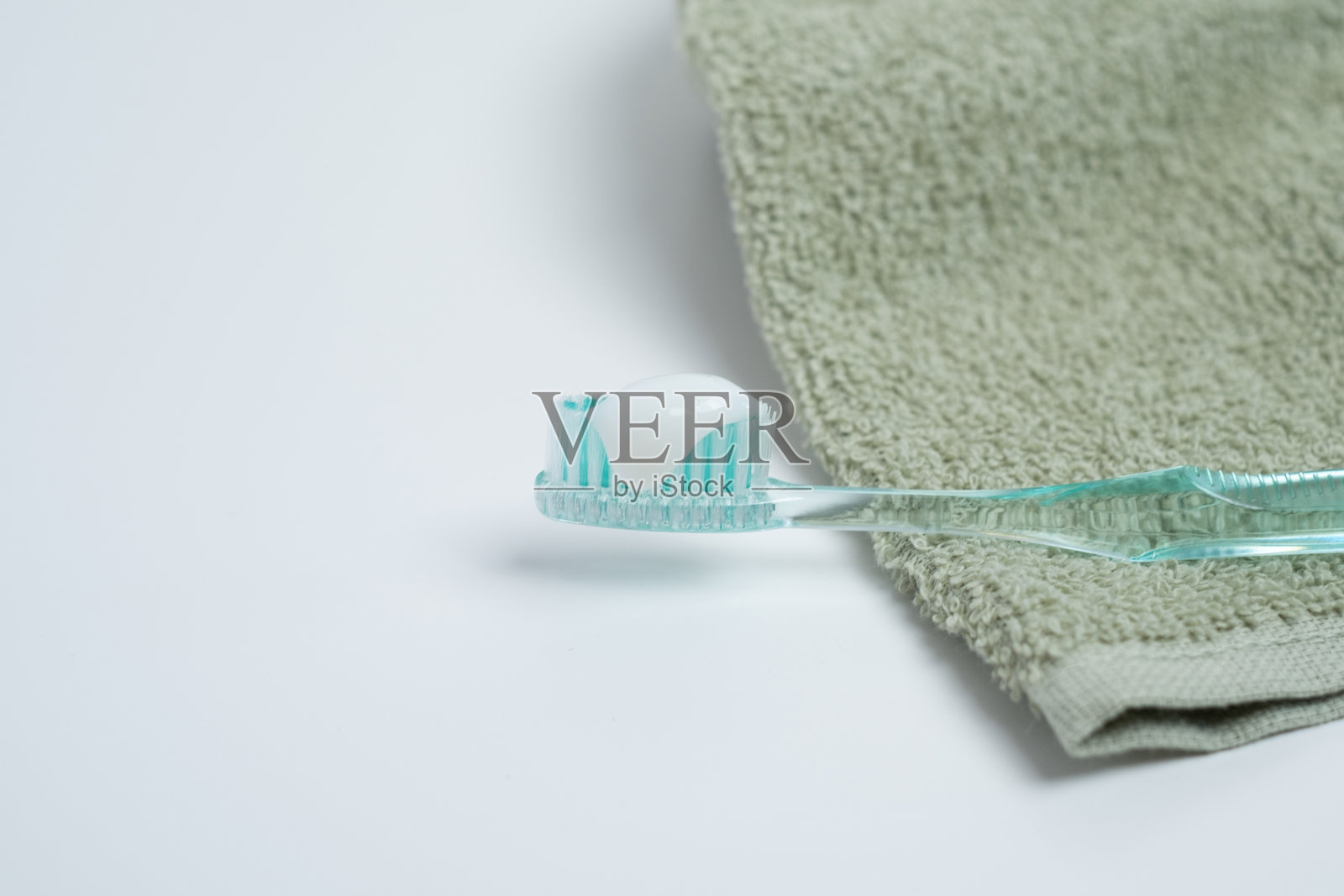 彩色牙刷在彩色背景上。用新牙刷替换旧牙刷。旧牙刷和新牙刷。口腔健康与卫生概念照片摄影图片