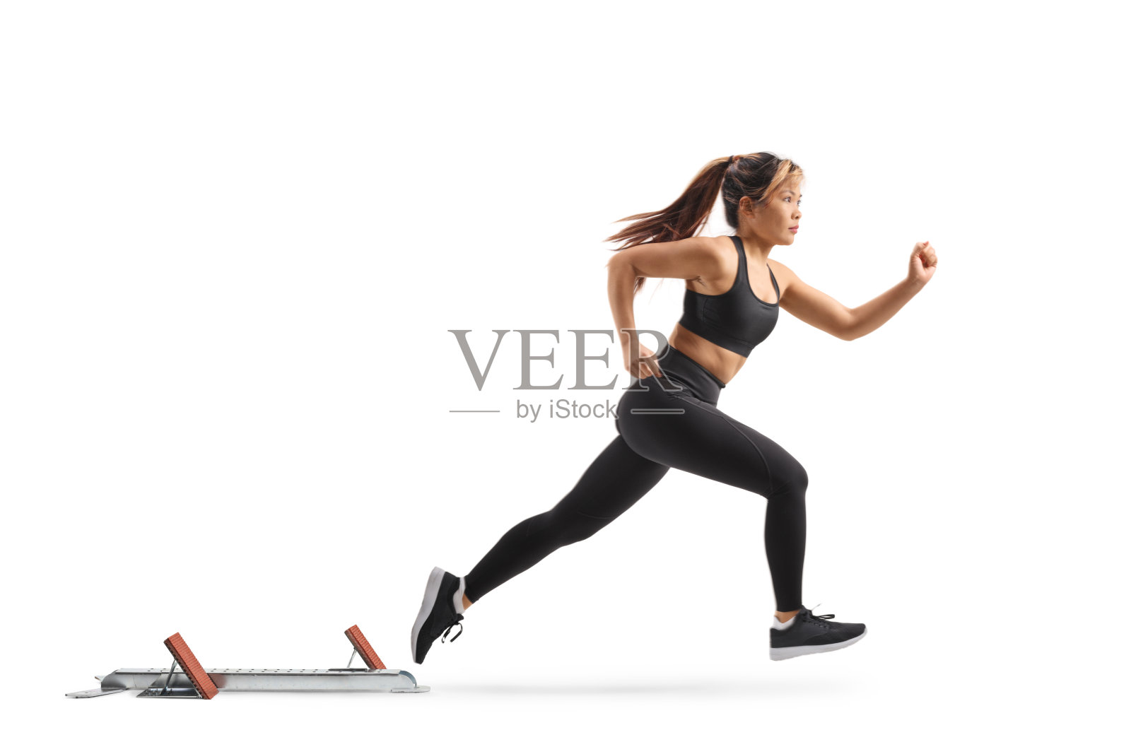 年轻亚洲女性从起跑器上起跑的全身侧面照照片摄影图片