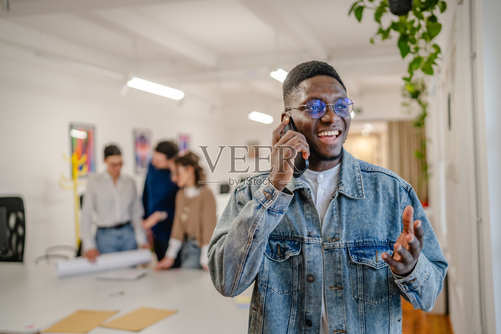 非裔美国商人在办公室用手机通话的肖像照片摄影图片