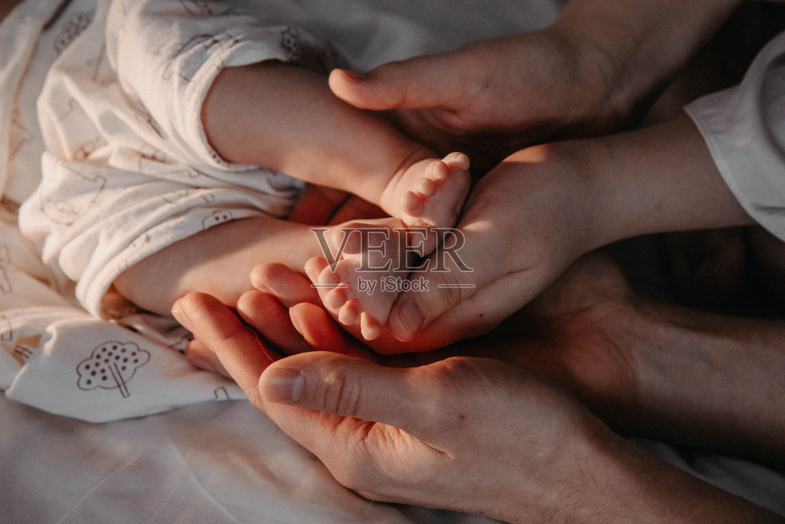 父母手中抱着新生儿的婴儿脚趾和脚跟特写照片摄影图片
