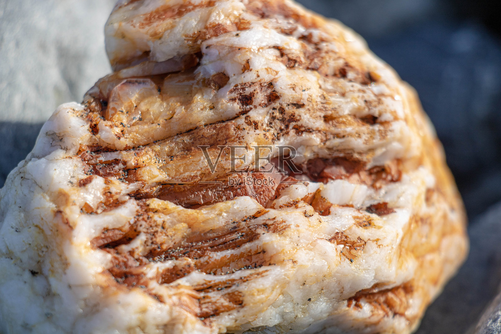 带有橙色铁杂质的纹理石英石特写镜头照片摄影图片