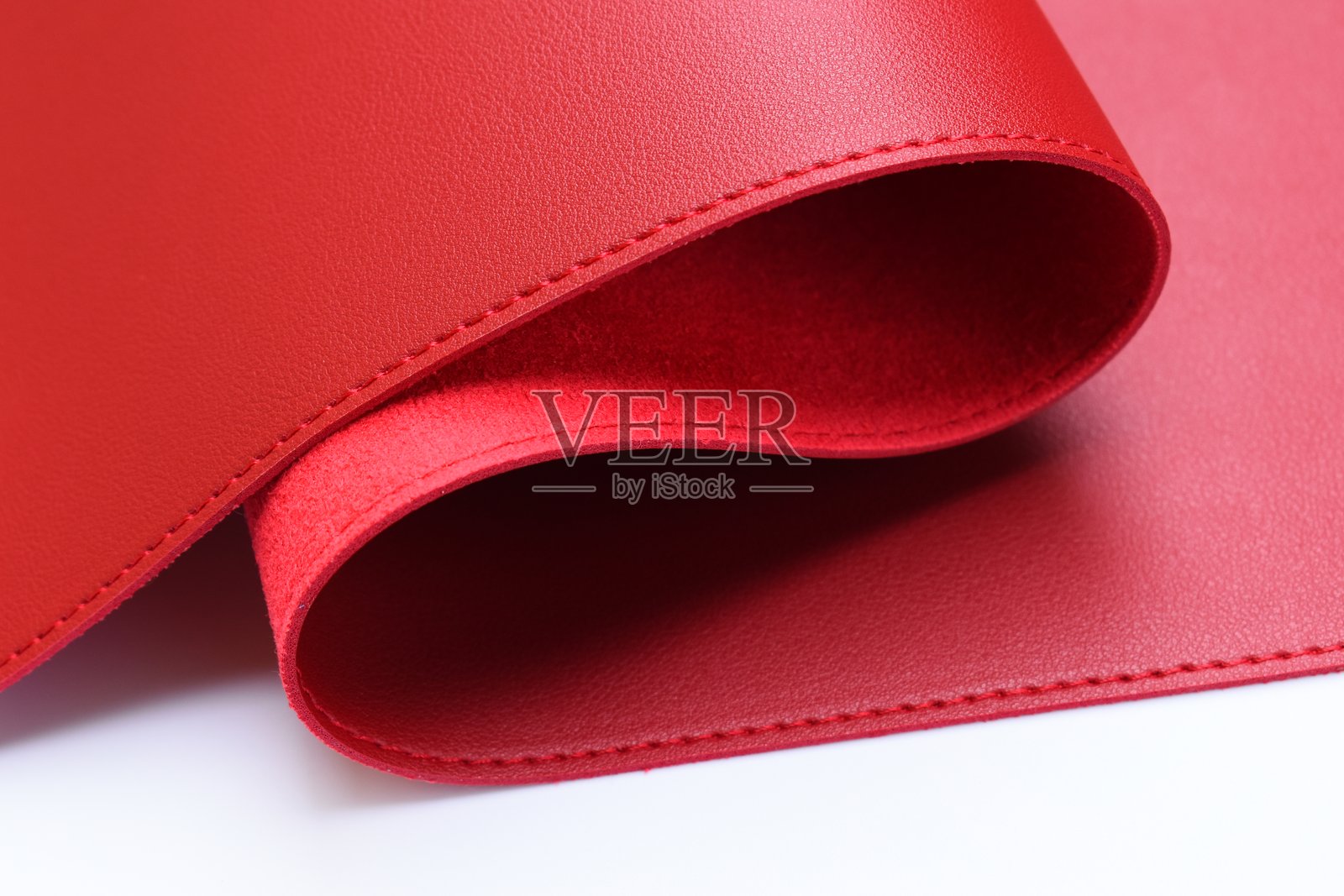 光滑的红色皮革纹理，背景为白色照片摄影图片