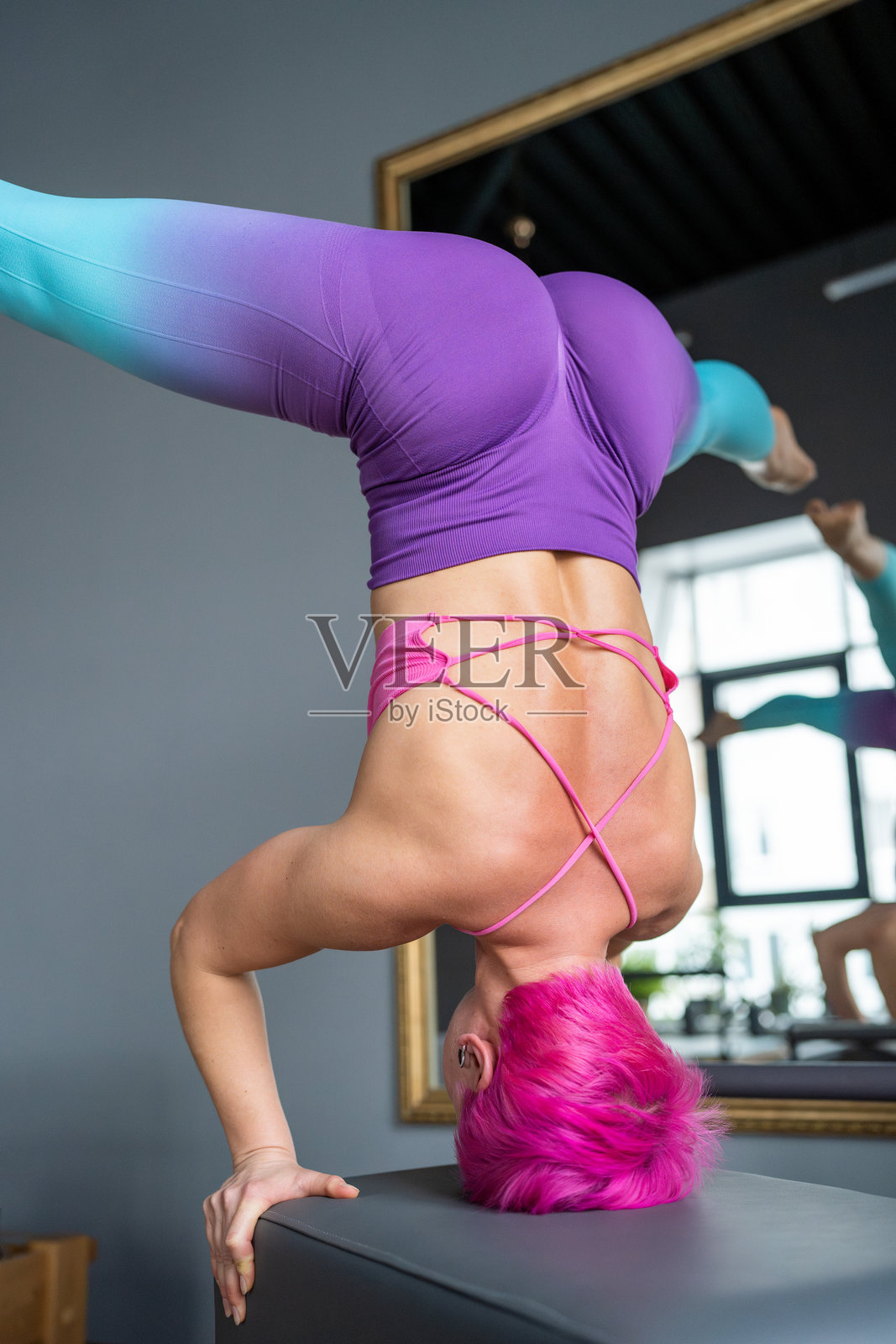 穿着色彩鲜艳、引人注目的服装进行动态空中健身训练照片摄影图片