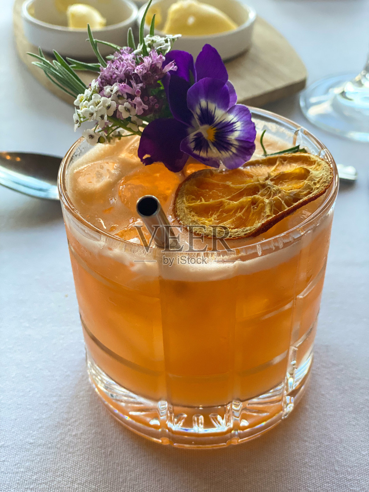 优雅的花卉鸡尾酒配干燥柑橘装饰照片摄影图片