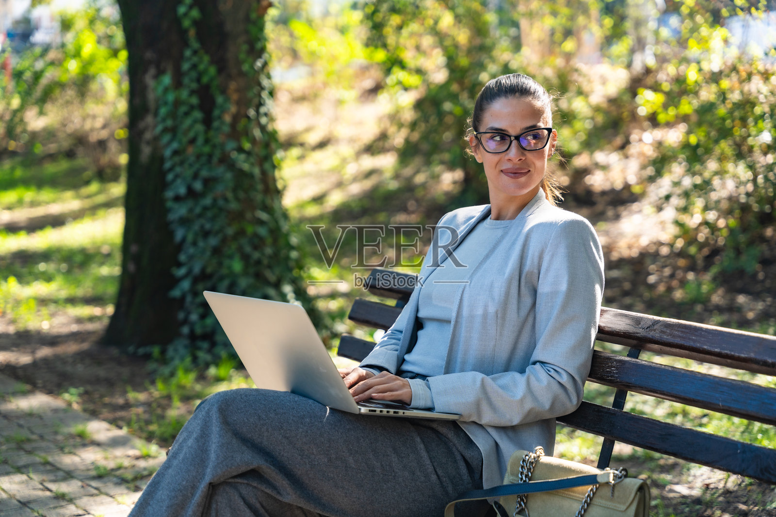年轻女商人的日常生活和工作。年轻女商人在办公大楼外工作。女性办公室工作人员专业职业专家在户外。照片摄影图片