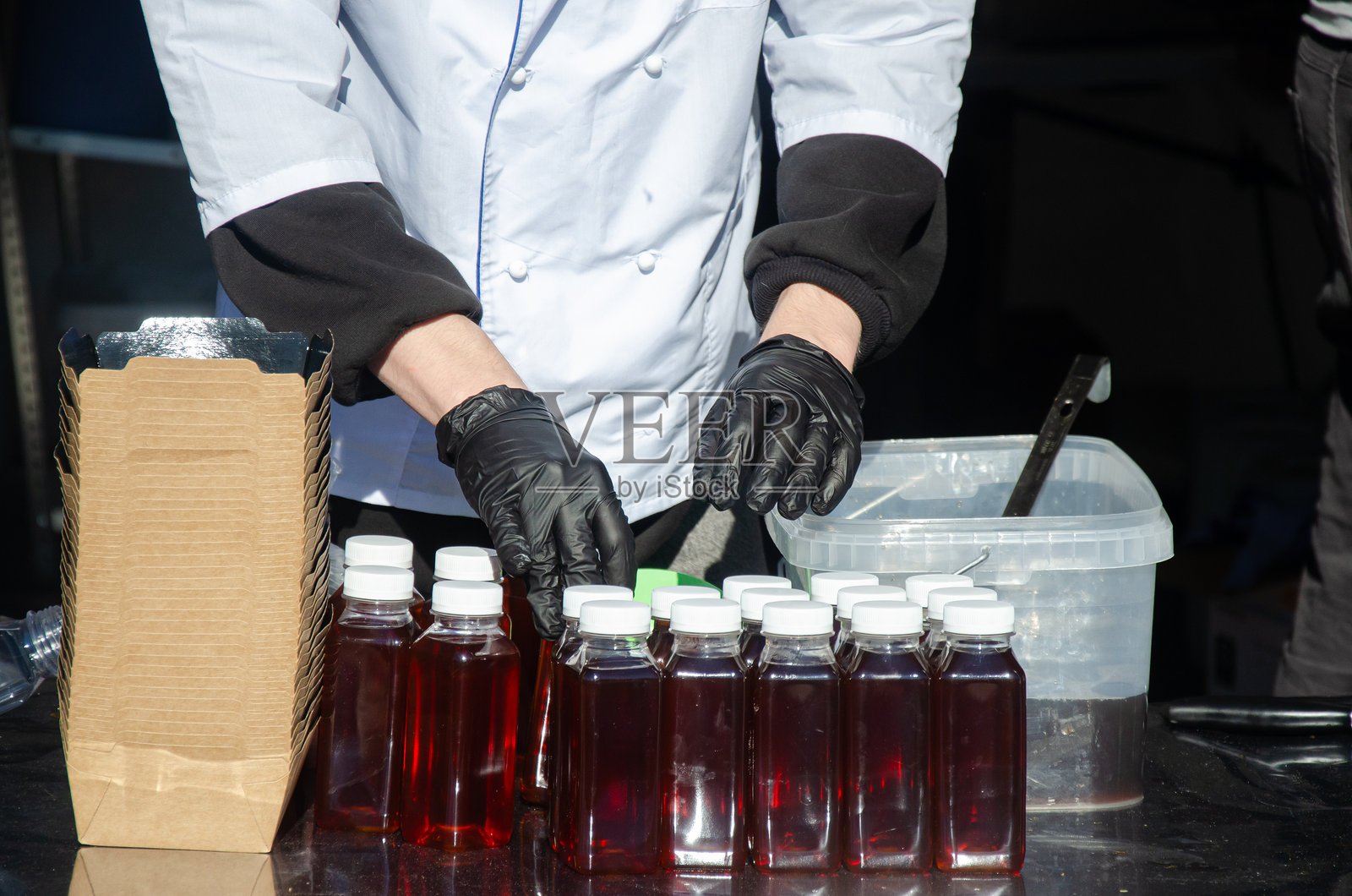 塑料瓶饮料销售柜台的特写镜头照片摄影图片