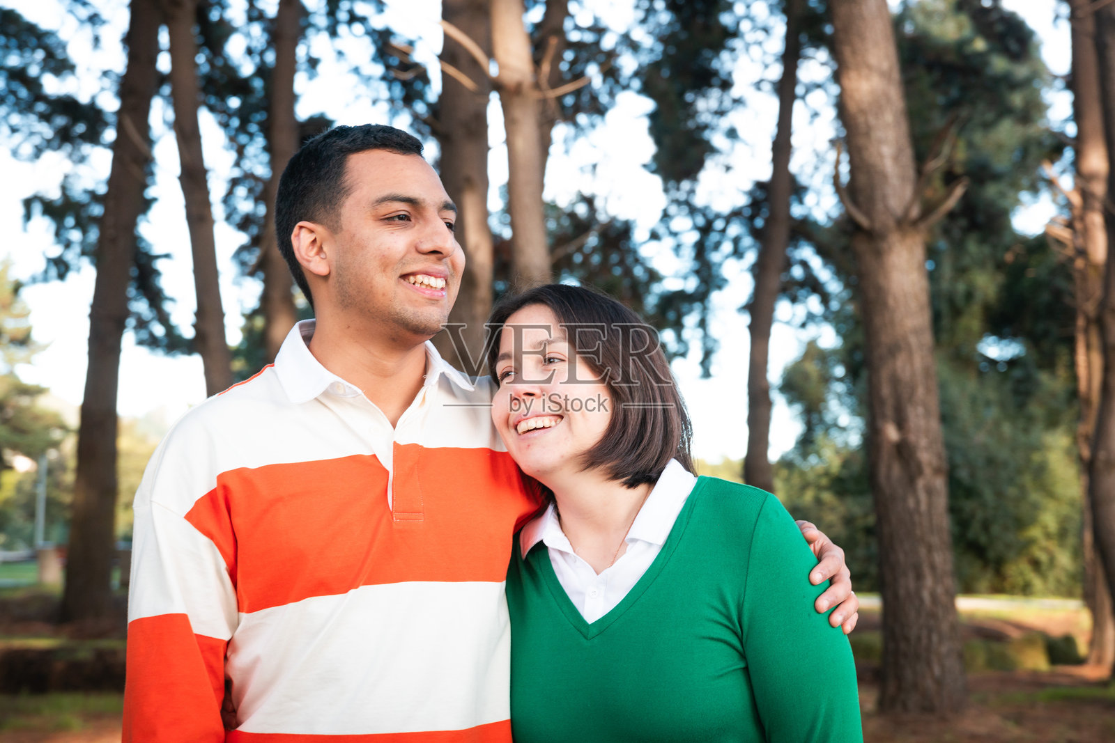 微笑的年轻拉丁裔情侣在公园环境中照片摄影图片