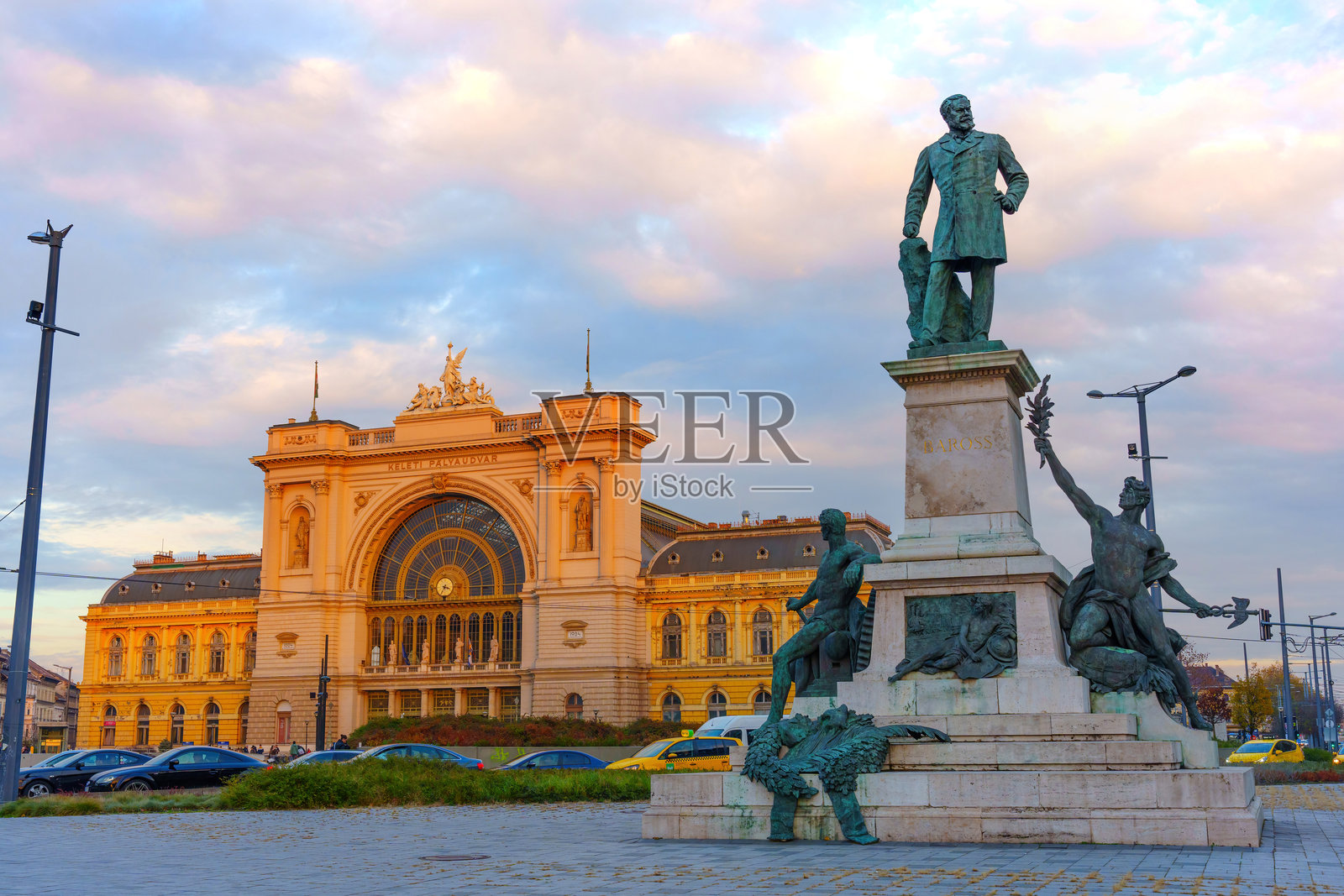 布达佩斯东铁路站的加博尔·巴罗斯雕像照片摄影图片