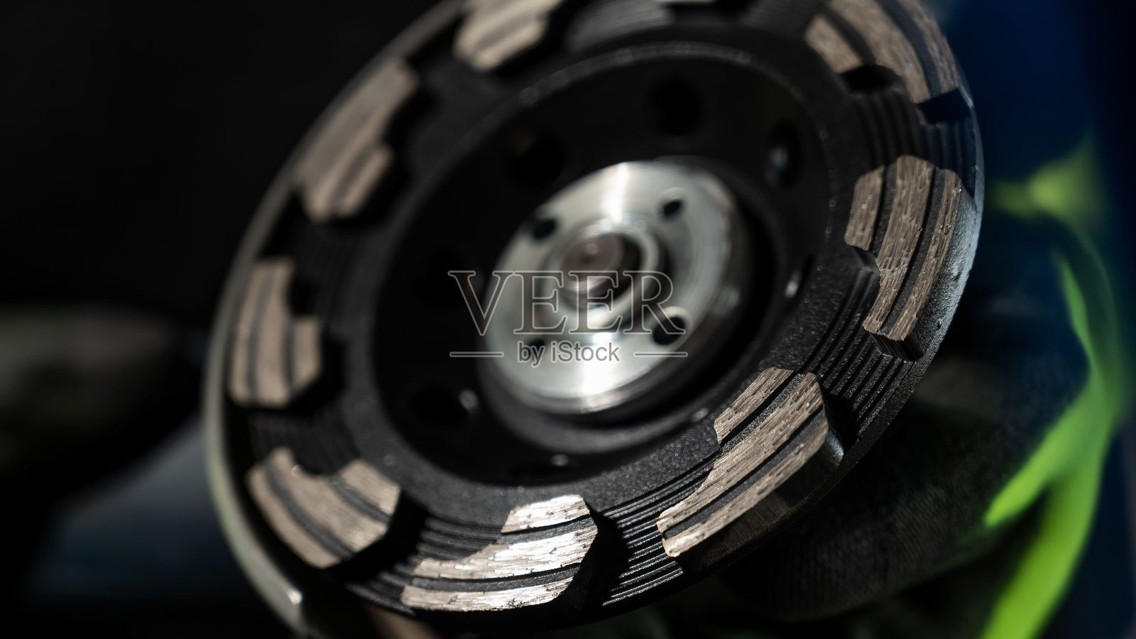 工匠手持带有钻石碗的磨光机。照片摄影图片