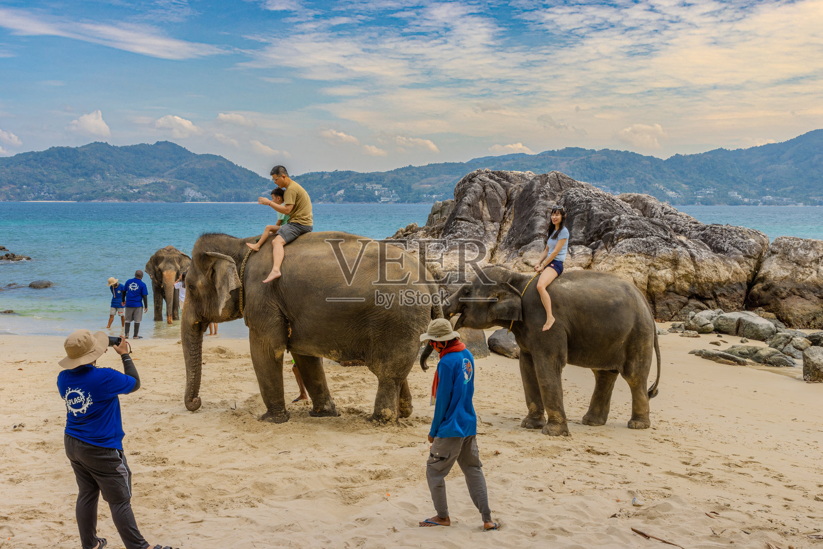 普吉岛芭东海滩的象群，碧蓝的海水与白色沙滩相映成趣，长尾船用于游客出行。照片摄影图片