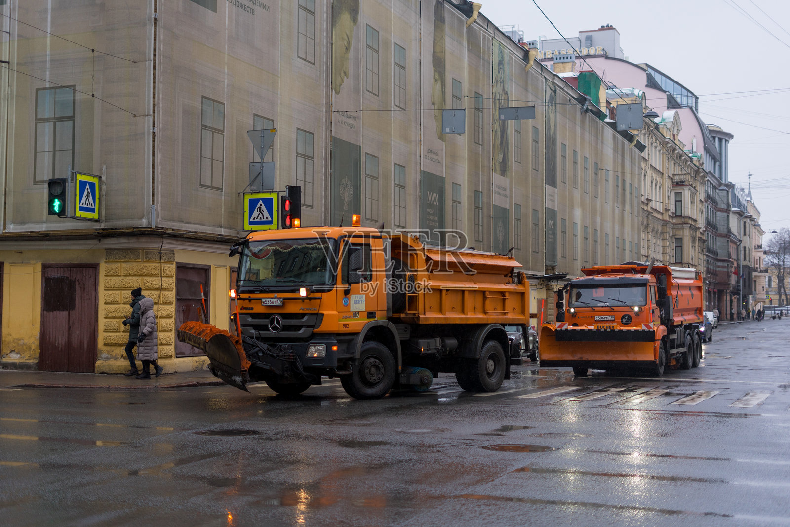 城市街道上的除雪设备照片摄影图片