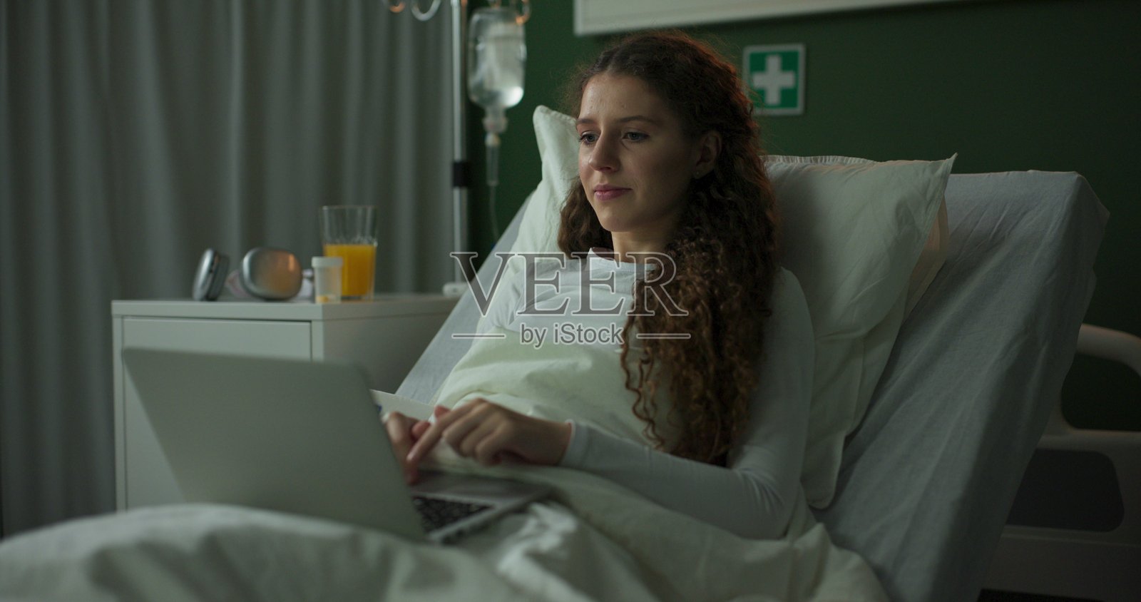 患者在医院病房中参加视频通话照片摄影图片