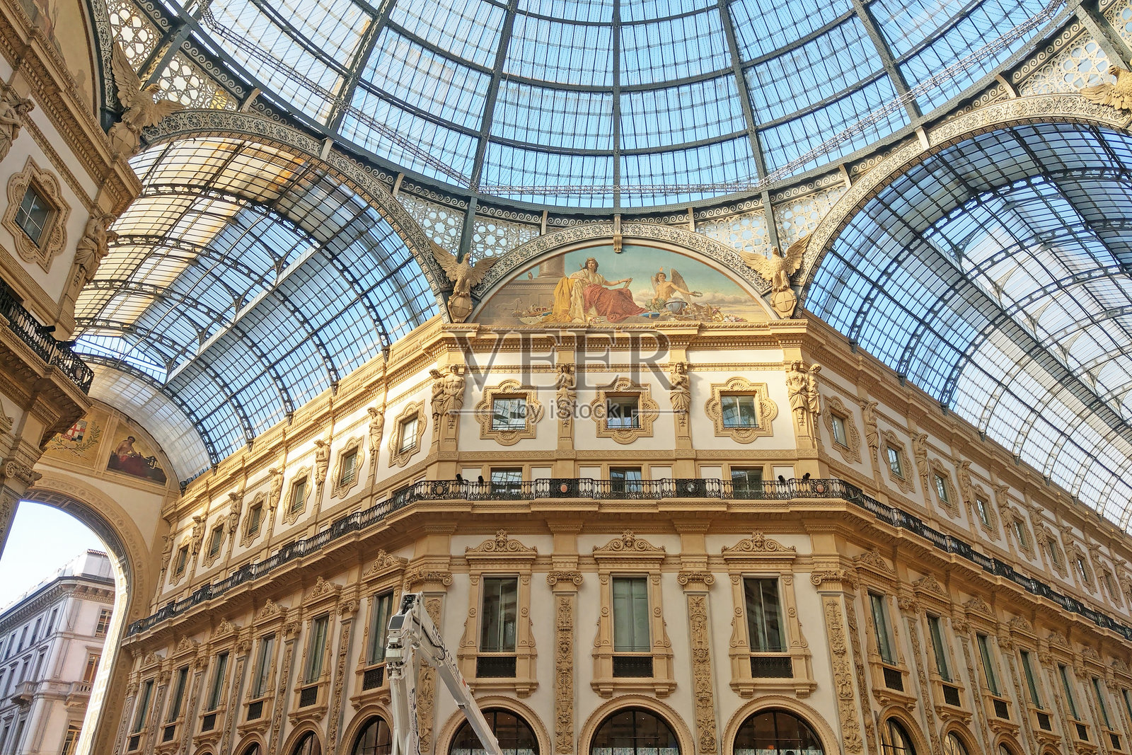 米兰维托里奥·埃马努埃莱二世画廊的建筑奇迹，旅行与设计灵感之源照片摄影图片