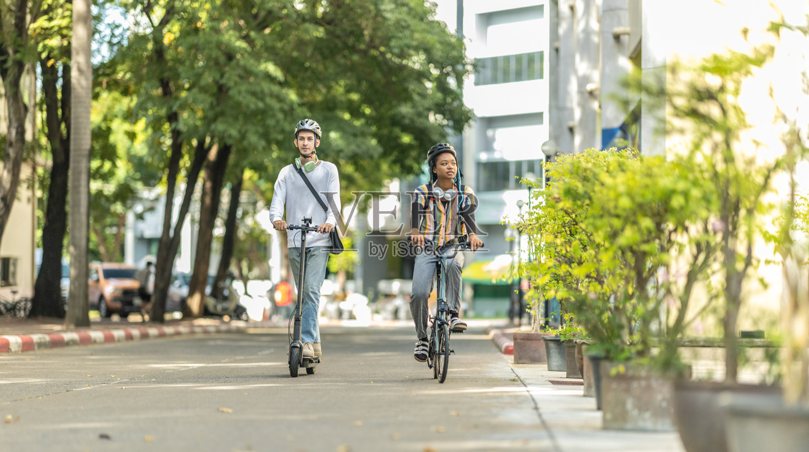 年轻通勤者使用环保交通工具照片摄影图片