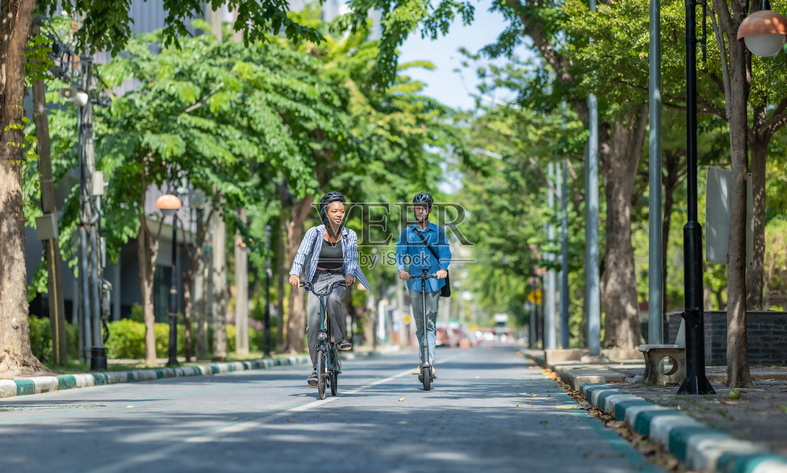 年轻通勤者使用环保交通工具照片摄影图片
