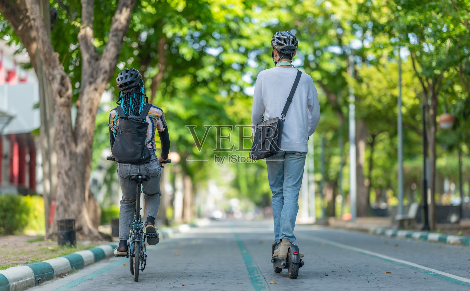 年轻通勤者使用环保交通工具照片摄影图片