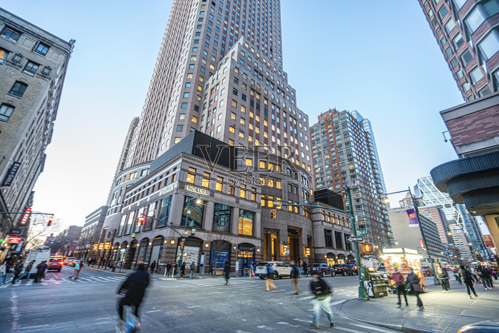 寒冷的夜晚,曼哈顿的美丽多彩景色,纽约,美国。照片摄影图片