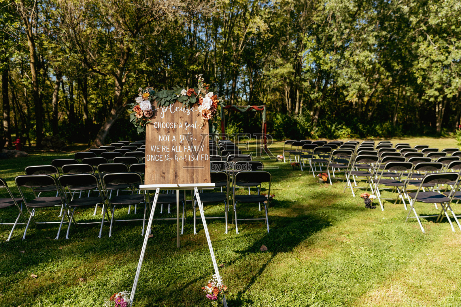 为婚礼仪式摆放的桌椅照片摄影图片