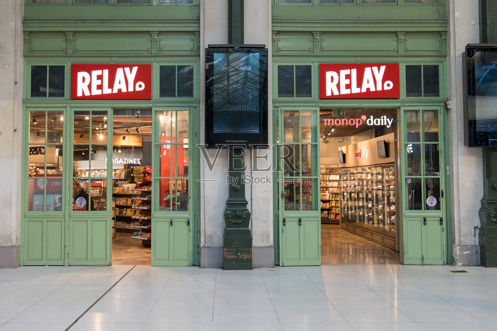 充满活力的市中心书店和便利店欢迎顾客照片摄影图片