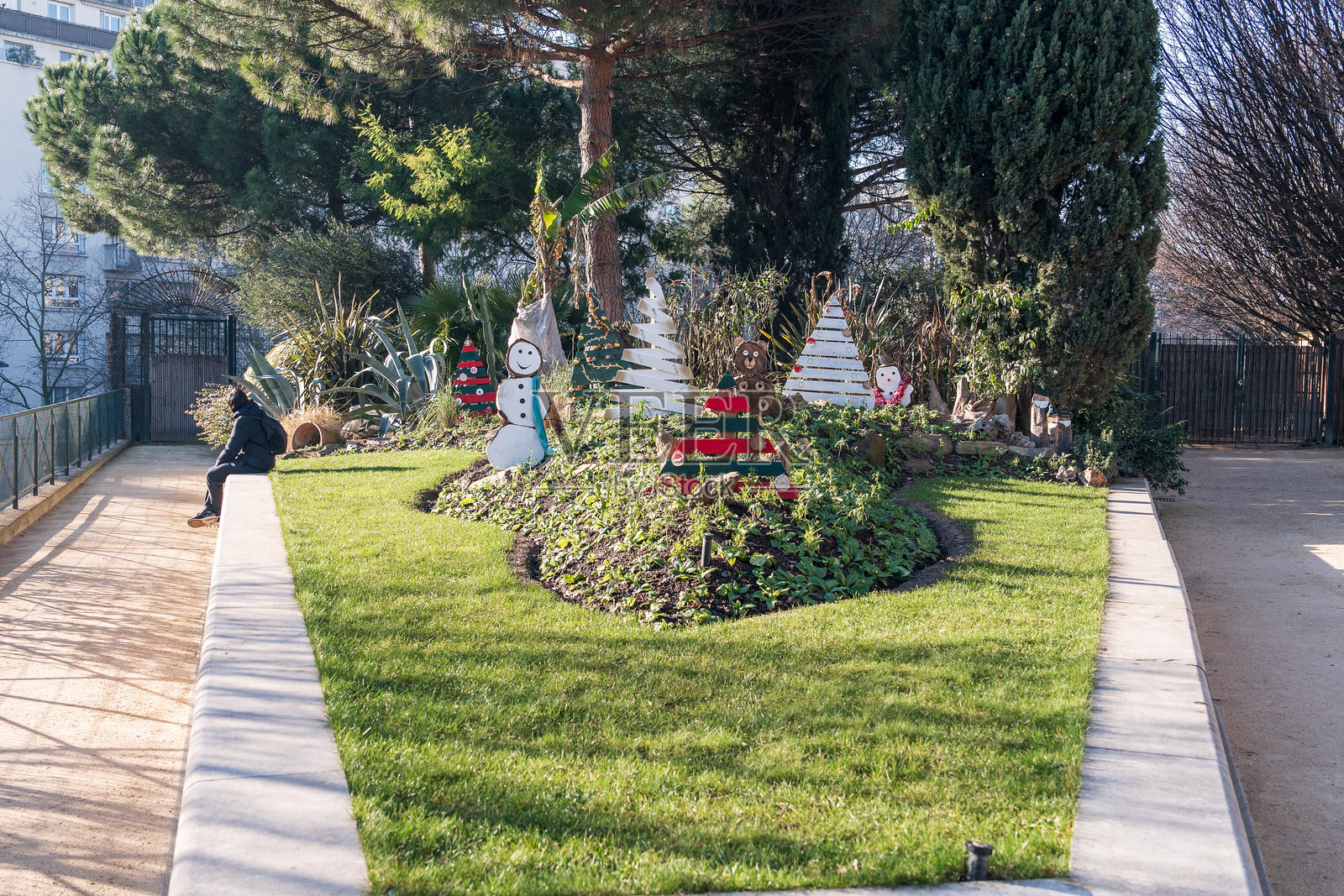 冬季活力四射的社区公园里五彩缤纷的节日装饰照片摄影图片