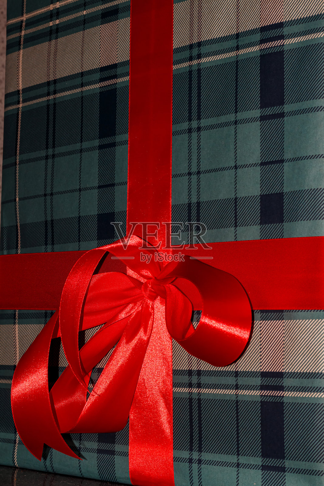 用红色丝带装饰的绿色礼品盒照片摄影图片