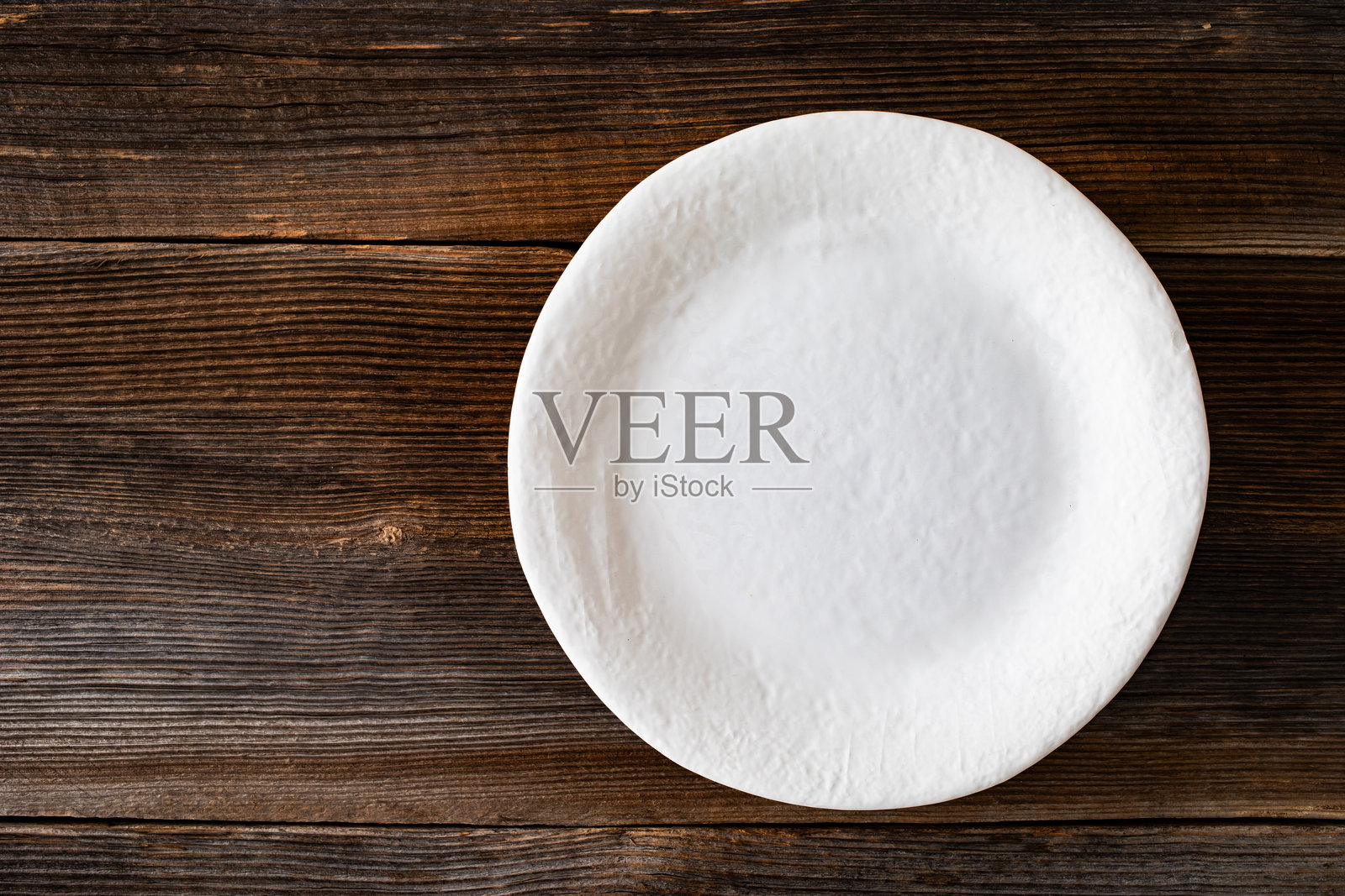 木桌上的空盘子照片摄影图片