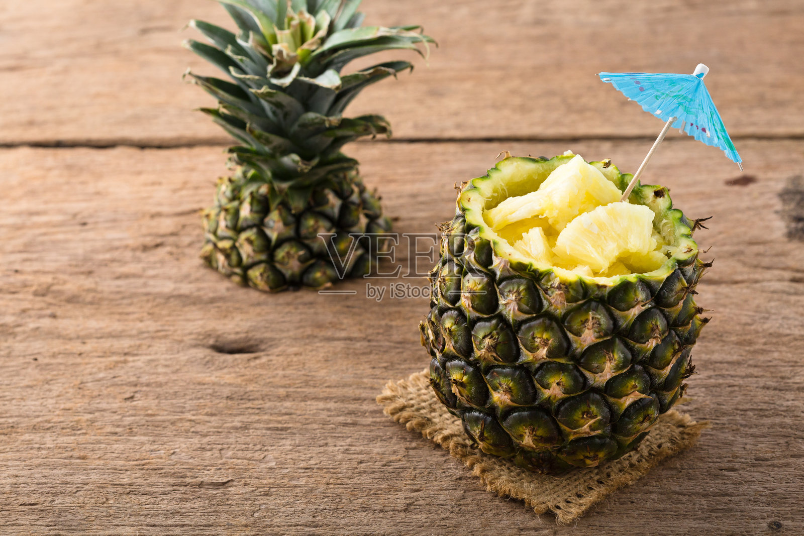 木质背景上的菠萝照片摄影图片
